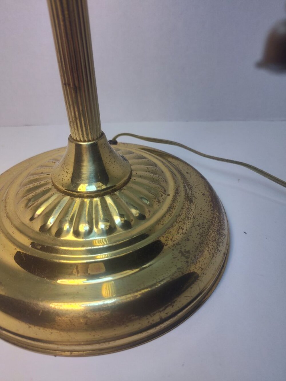 Green Glass Banker Desk Lamp Brass Tone Pull Chain Table Lamp Tested Working - Picture 4 of 12